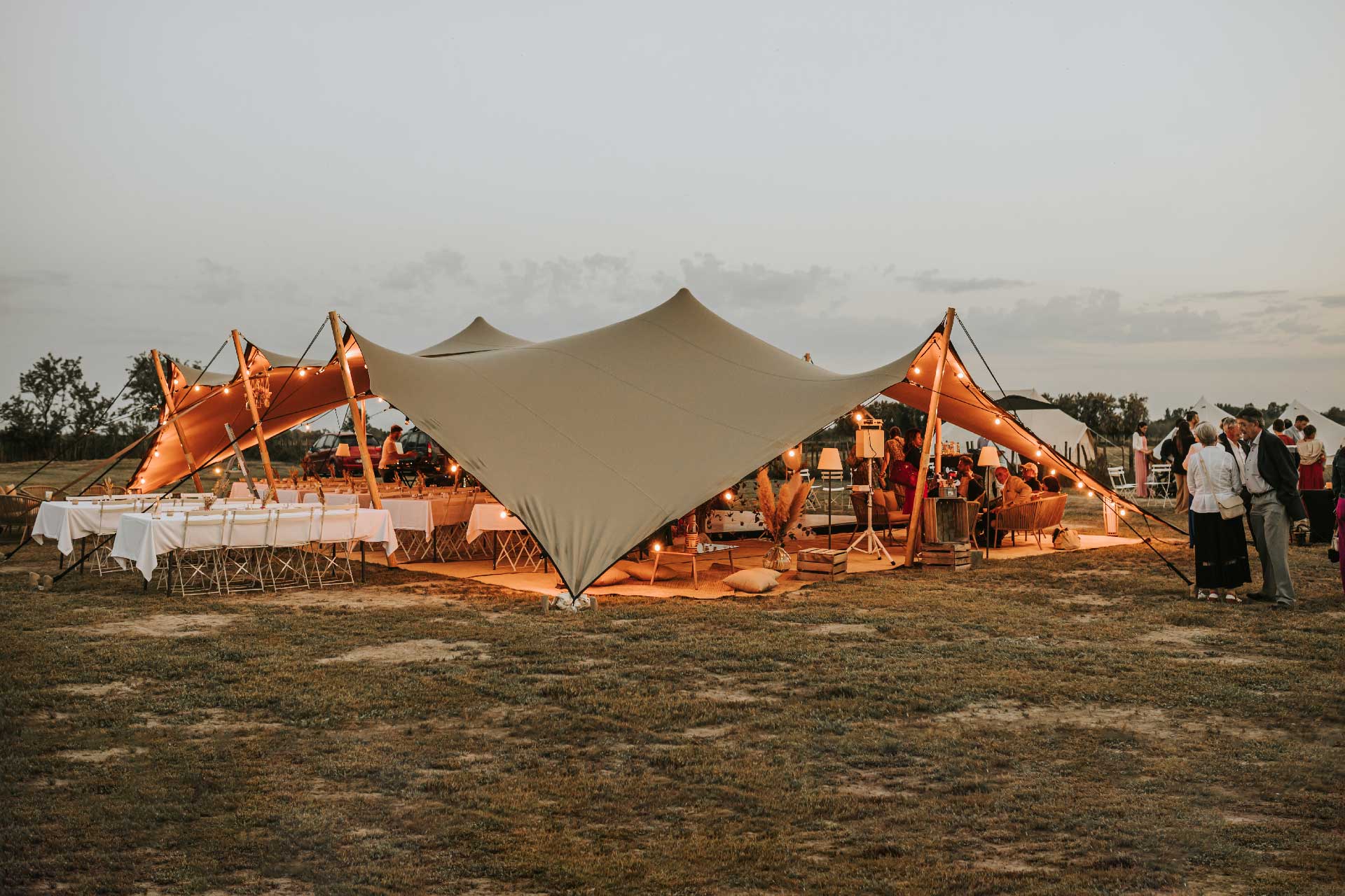 Location de Tentes de réception, Tentes nomades et Sanitaires mobiles à  Montpellier, Nîmes,Avignon, Aix-en Provence, Marseille
