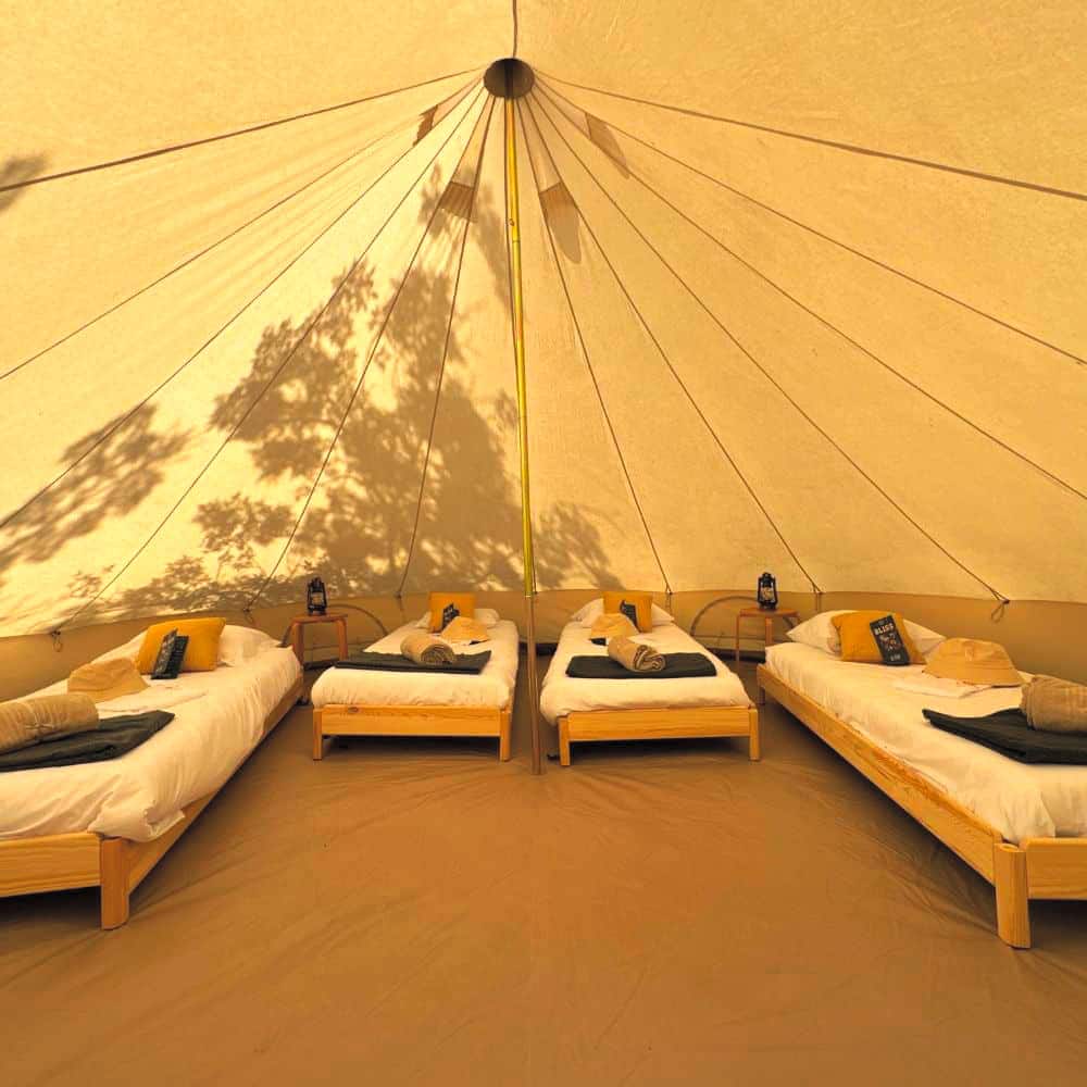 Tente Tipi Lodge Expérience 4 personnes, disponible à la location, offrant un hébergement spacieux et confortable, idéal pour séminaires, fêtes privées et événements outdoor.