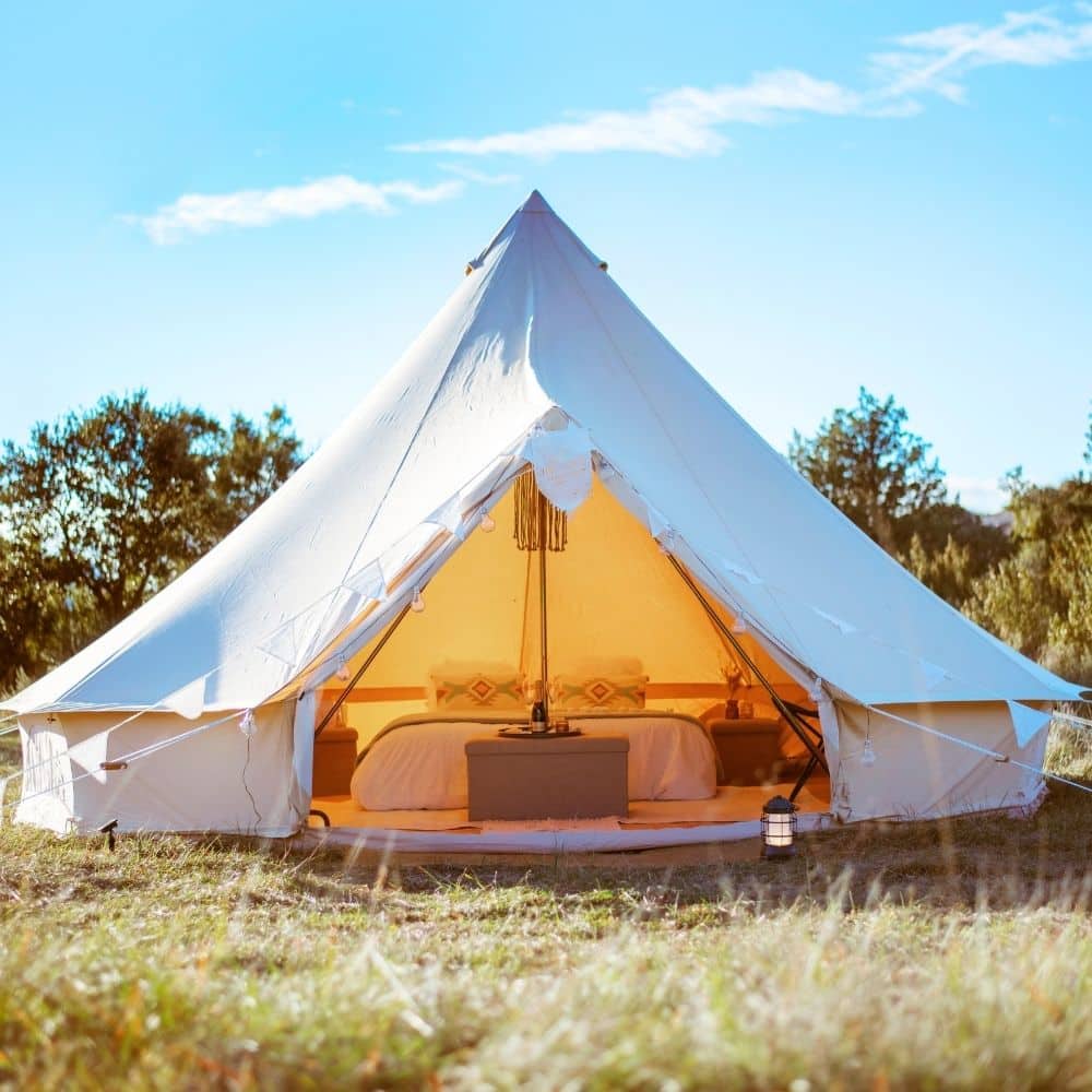 Vue complète d’un Tipi Lodge élégant installé en extérieur, idéal pour héberger des jeunes mariés ou couple lors d’un mariage