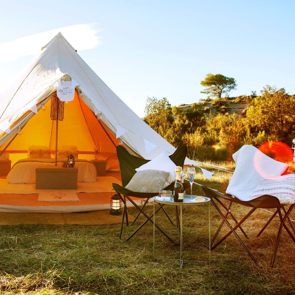 Tipi Lodge décoré pour jeunes mariés avec un salon d'extérieur confortable et élégant, parfait pour un mariage en plein air.